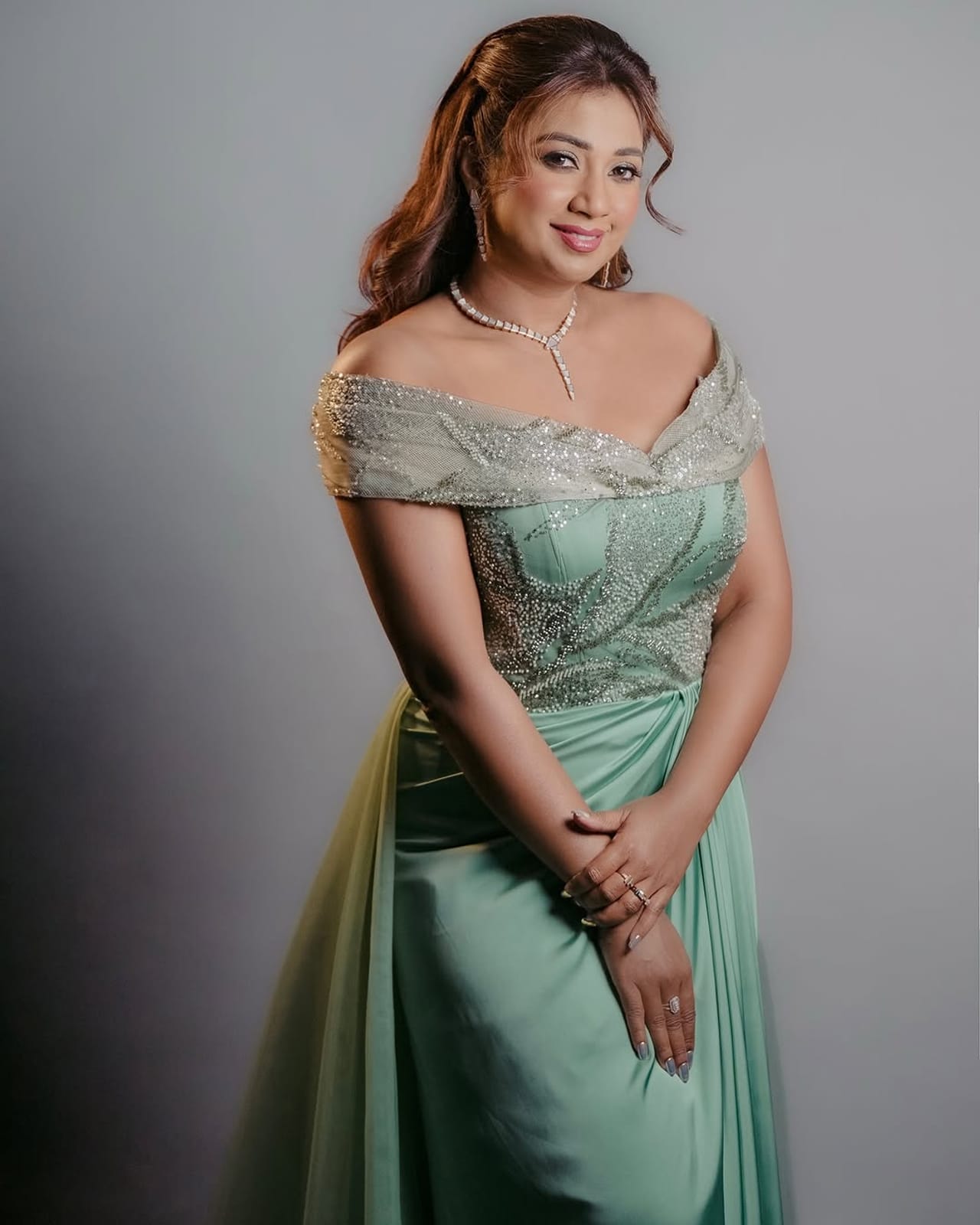 41ാം പിറന്നാളിന്‍ നിറവിലാണ് മലയാളികളുടെ സ്വന്തം ശ്രേയ ഘോഷാല്‍. പതിനഞ്ച് വര്‍ഷത്തിലേറെയായി മലയാള സംഗീത ലോകത്ത് ശ്രേയ ഘോഷാലുണ്ട്. സലില്‍ ചൗധരിക്ക് ശേഷം മലയാള സിനിമാ മേഖല കണ്ട മറ്റൊരു ബംഗാളി പ്രതിഭയാണ് ശ്രേയ. (Image Credits: Instagram)