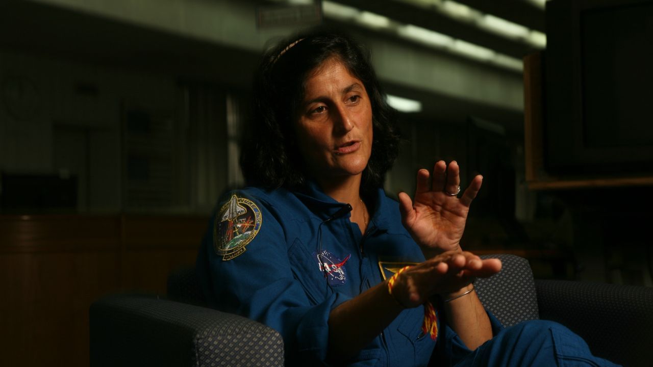 ജിഎസ് 13 അല്ലെങ്കില്‍ ജിഎസ് 14 ഗ്രേഡില്‍ ഉള്‍പ്പെടുന്ന പരിചയ സമ്പന്നരായ യാത്രികര്‍ക്ക് 90,000 മുതല്‍ 140,000 ഡോളര്‍ വരെയാണ് ഒരു വര്‍ഷം ലഭിക്കുന്നത്. 75 ലക്ഷം മുതല്‍ 1.1 കോടി വരെയുണ്ടാകും ഇത്. ഉന്നതതല ബഹിരാകാശയാത്രികരുടെ ഗ്രേഡായ ജിഎസ് 15ല്‍ ഉള്ളവര്‍ക്ക് 152,258 ഡോളര്‍ അതായത് 1.26 കോടിയാണ് പ്രതിവര്‍ഷം ലഭിക്കുക. സുനിത വില്യംസ് ജിഎസ് 14 അല്ലെങ്കില്‍ ജിഎസ് 15ല്‍ ആയിരിക്കുമെന്നാണ് പുറത്തുവരുന്ന വിവരങ്ങള്‍. (Image Credits: Bandeep Singh/IT Group via Getty Images)