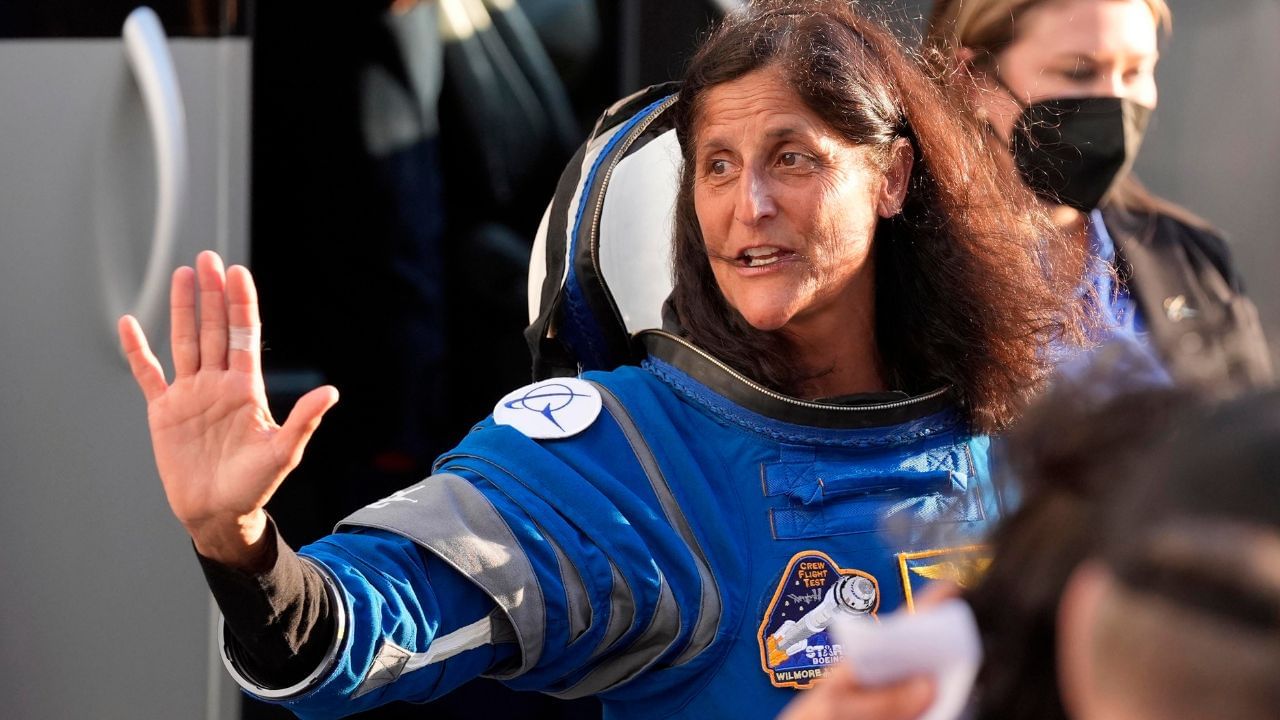 നാസയിലെ ബഹിരാകാശ യാത്രികര്‍ക്കുള്ള ശമ്പളം നല്‍കുന്നത് യുഎസ് സര്‍ക്കാരിന്റെ ജിഎസ് ഗ്രേഡ് അടിസ്ഥാനത്തിലാണ്. ജിഎസ് 12 മുതല്‍ ജിഎസ് 15 വരെയുള്ള ഗ്രേഡുകളാണ് ബഹിരാകാശയാത്രികര്‍ക്ക് ബാധകം. ജിഎസ് 12ല്‍ ആരംഭിക്കുന്ന ബഹിരാകാശയാത്രികര്‍ക്ക് ഏകദേശം 66,167 ഡോളര്‍ അതായത് ഏകദേശം 55 ലക്ഷം രൂപയാണ് പ്രതിവര്‍ഷം ലഭിക്കുന്നത്. (Image Credits: PTI)