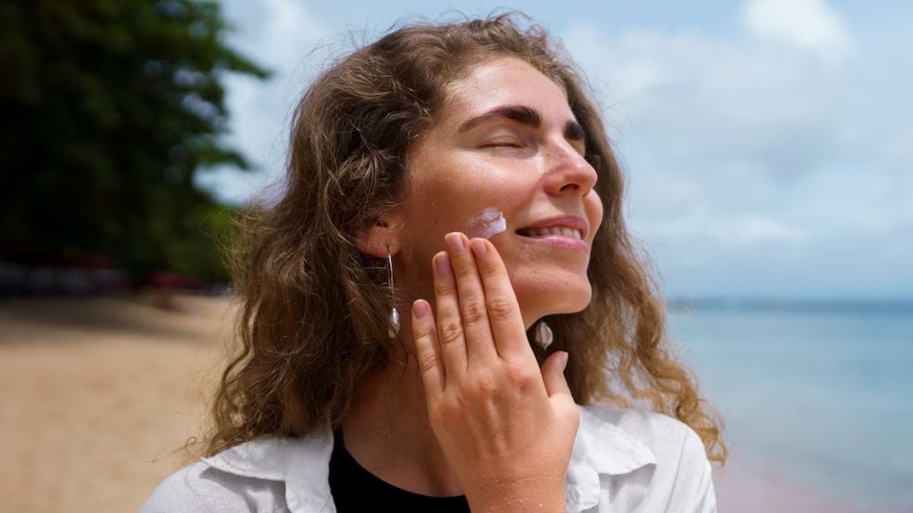 സണ്സ്ക്രീന് വാങ്ങിക്കുന്ന സമയത്ത് നിങ്ങള് എന്തെല്ലാം കാര്യങ്ങളാണ് പരിഗണിക്കാറുള്ളത്? എന്നാല് പലരും അടിസ്ഥാനപരമായ പല കാര്യങ്ങളും പരിഗണിച്ചുകൊണ്ടല്ല സണ്സ്ക്രീനുകള് വാങ്ങിക്കുന്നത് എന്നതാണ് വാസ്തവം. (Image Credits: Freepik)