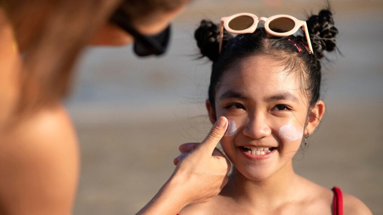 നിങ്ങളുടെ ചര്മം വരണ്ടതും ചൊറിച്ചിലുള്ളതുമാണെങ്കില് ലോഷന് ഉപയോഗിക്കുന്നതാണ് നല്ലത്. ഇത് നിങ്ങള്ക്ക് കൂടുതല് മോയ്സ്ചറൈസിങ് നല്കും. എന്നാല് നിങ്ങളുടേത് നോര്മല് ചര്മമാണെങ്കില് ക്രീം ഉപയോഗിക്കാവുന്നതാണ്. (Image Credits: Freepik)