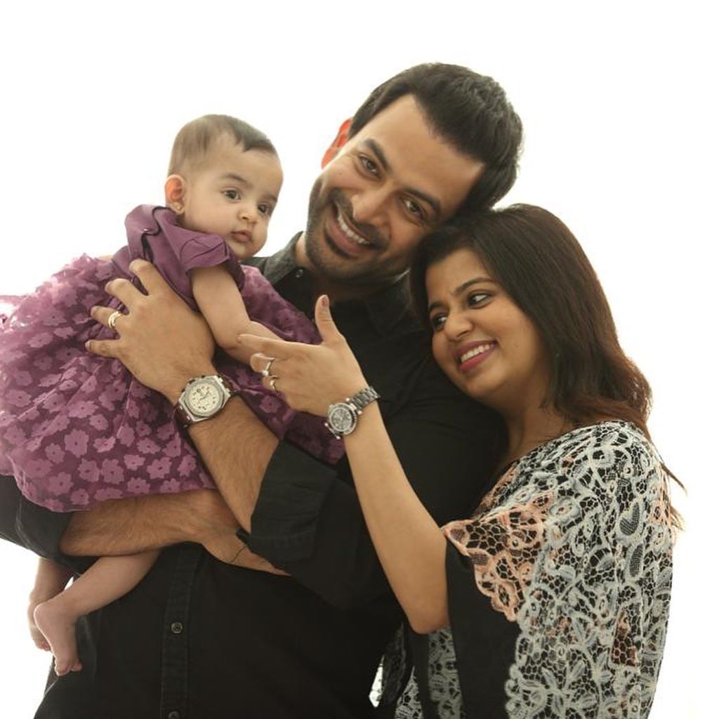 ഇംഗ്ലീഷ് പാട്ടൊക്കെയാണ് അലംകൃത കേള്‍ക്കുന്നത്. എമ്പുരാനെ പാടി വരുമ്പോള്‍ എങ്ങനെ ഉണ്ടാകുമെന്ന് അറിയില്ലെന്നും പൃഥ്വി പറഞ്ഞു. എന്നാല്‍ അലംകൃത പാടിയപ്പോള്‍ ഞാന്‍ അത്ഭുതപ്പെട്ടു. ഇമോഷന്‍സ് ഉള്‍പ്പെടെ ഞാന്‍ ഒറ്റത്തവണയെ പറഞ്ഞ് കൊടുത്തിരുന്നുള്ളൂ. (Image Credits: Instagram)