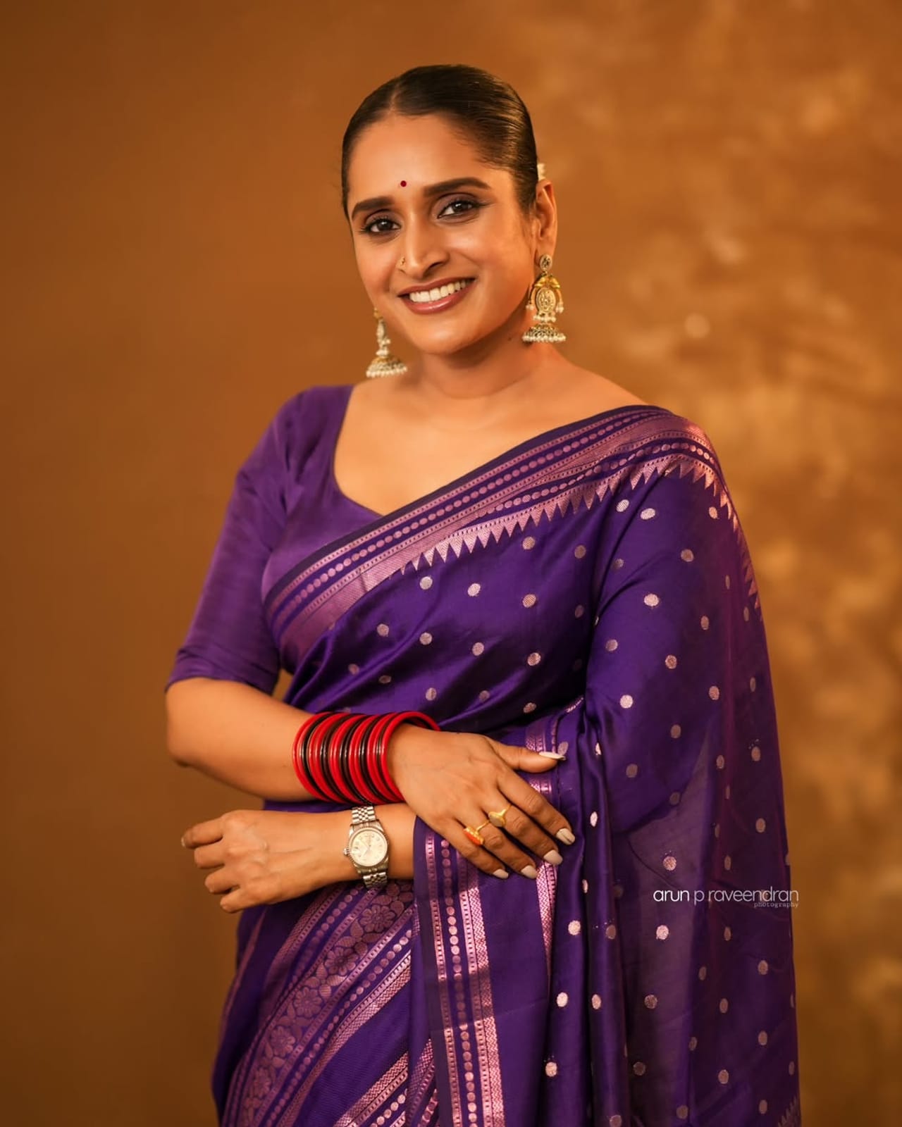 എആര്‍എം റിലീസ് ചെയ്തതിന് ശേഷം ഏറ്റവും കൂടുതല്‍ പ്രശംസ ലഭിച്ചത് നടി സുരഭി ലക്ഷമിക്കാണ്. ഏത് വേഷവും തനിക്ക് അനായാസം അവതരിപ്പിക്കാന്‍ സാധിക്കുമെന്ന് ആ ഒരൊറ്റ ചിത്രത്തിലൂടെ താരം തെളിയിച്ചു. (Image Credits: Instagram)