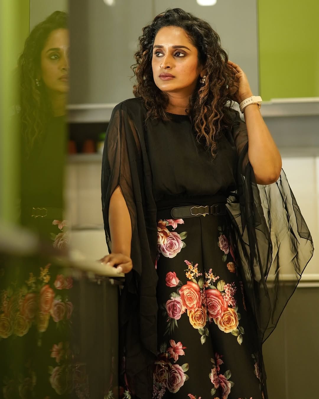ഇപ്പോഴിതാ ഒരു കടയുടെ ഉദ്ഘാടനത്തിനെത്തിയ സുരഭി ലക്ഷ്മിയുടെ വീഡിയോ ആണ് വൈറലാകുന്നത്. താരങ്ങള്ക്കൊപ്പം ഫോട്ടോ എടുക്കാന് എത്തുന്നവര് പലപ്പോഴും കുഞ്ഞുങ്ങളെ അവരുടെ കയ്യില് കൊടുക്കാറുണ്ട്. എന്നാല് അത്തരത്തില് കുഞ്ഞിനെ സുരഭിയുടെ കയ്യില് കൊടുത്ത് ഫോട്ടോ എടുക്കാന് ശ്രമിച്ച ദമ്പതികളോട് താരം പറഞ്ഞ കാര്യങ്ങളാണ് ശ്രദ്ധ നേടുന്നത്. (Image Credits: Instagram)