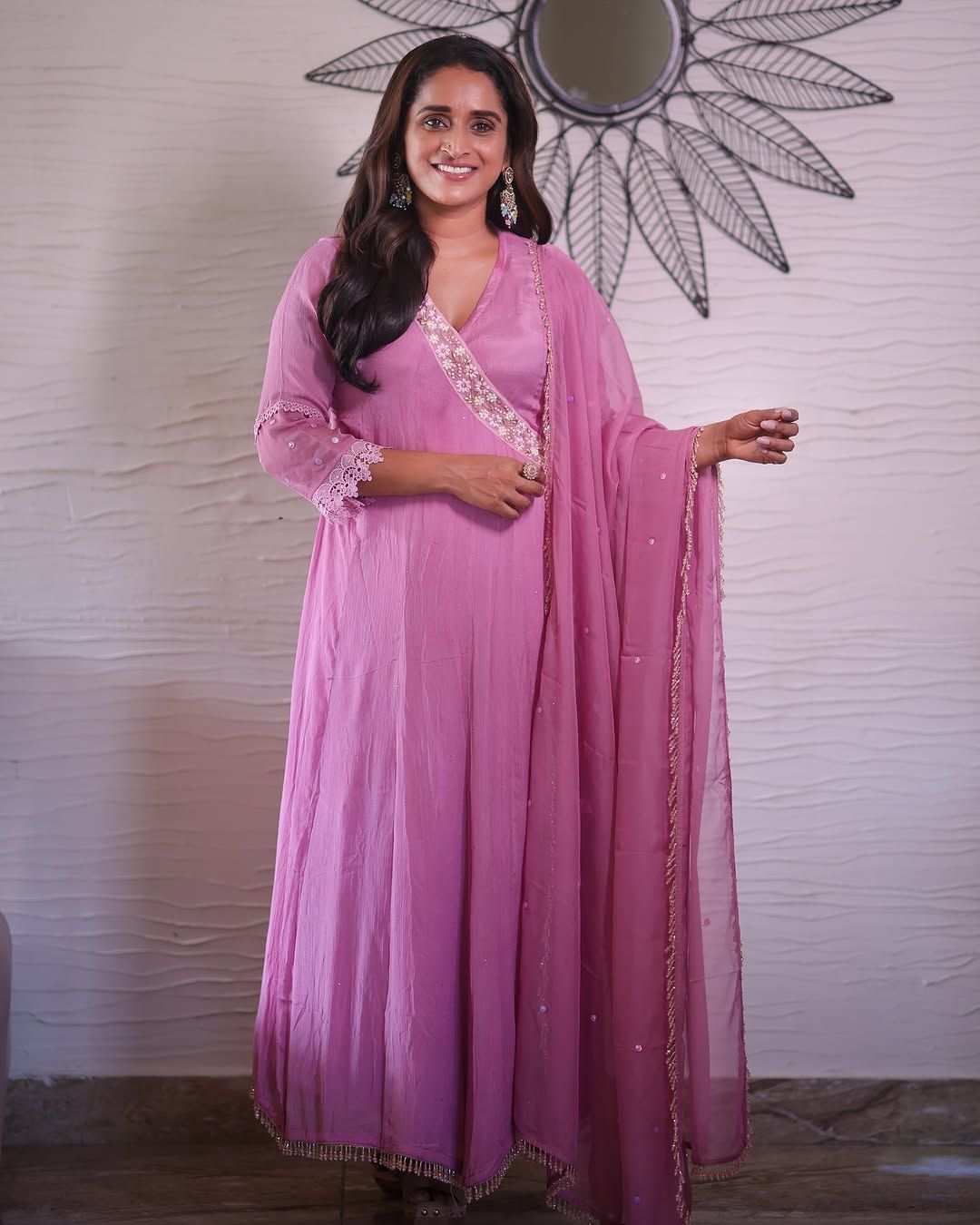 പിന്നെ എങ്ങനെയോ ആണ് ഞാന് കുഞ്ഞിനെ രക്ഷപ്പെടുത്തി അവര്ക്ക് കൊടുത്തത്. അതുകൊണ്ട് നിങ്ങള് എന്റെ അരികില് നിന്ന് ഫോട്ടോ എടുത്തോളൂ. അഞ്ച് വയസായ കുട്ടിയെ ഒക്കെ ഞാന് എടുക്കാറുണ്ട്. അവര് വീണാലും വലിയ കുഴപ്പമുണ്ടാകില്ല. (Image Credits: Instagram)
