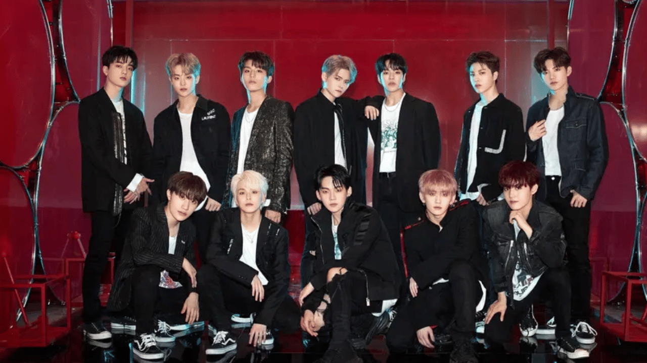 ഒടുവിലിതാ, കെബിഎസ് കൂൾ എഫ്എമ്മിലെ പാർക്ക് മ്യുങ് സൂയുടെ റേഡിയോ ഷോയ്ക്കിടെ ലീഡർ മാറ്റാതെ കുറിച്ച് മനസ് തുറന്നിരിക്കുകയാണ് ബാൻഡിലെ അംഗങ്ങൾ. ഈ മാറ്റത്തിന് പിന്നിലെ കാരണം മുൻ ലീഡർമാർ പ്രശ്നം ഉണ്ടാക്കിയതാണോ എന്ന് തമാശ രൂപേണ അവതാരകൻ താരങ്ങളോട് ചോദിച്ചു. (Image Credits: X)