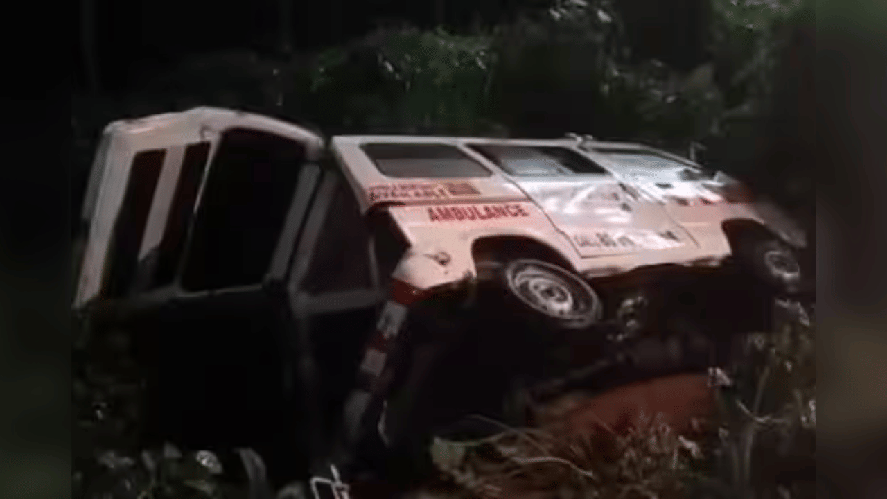 Thiruvananthapuram Ambulance Accident: തിരുവനന്തപുരത്ത് രോഗിയുമായെത്തിയ ആംബുലൻസ് തോട്ടിലേക്ക് മറിഞ്ഞു