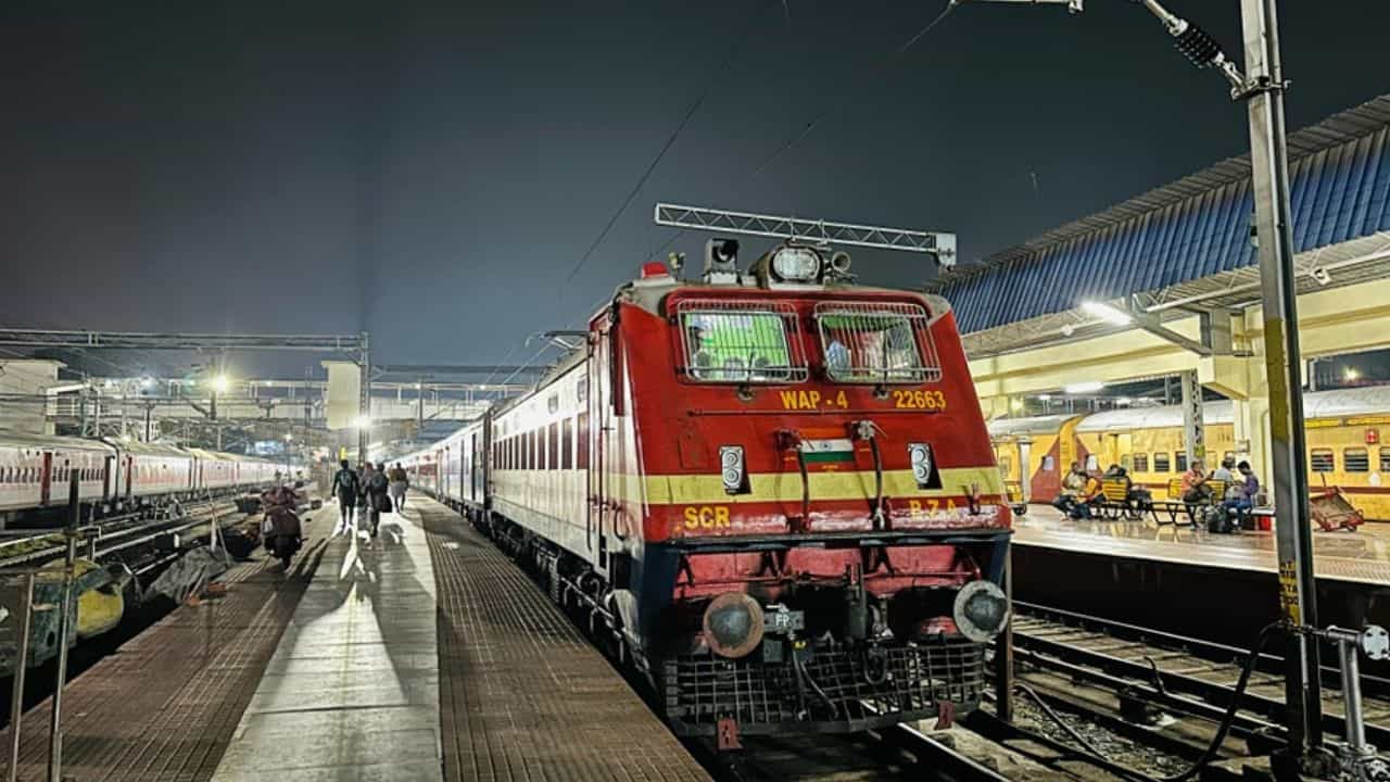 Railway Updates : കോവിഡ് കാലത്ത് നിർത്തലാക്കിയ സ്റ്റോപ്പിൽ ഇനി രാജ്യറാണി എക്സ്പ്രസ് നിർത്തും; അറിയിപ്പുമായി ദക്ഷിണ റെയിൽവെ
