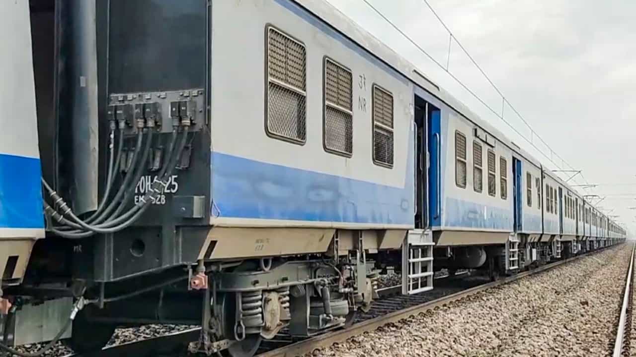 Train Derailed: ബെംഗളൂരുവിൽ നിന്നുള്ള ട്രെയിൻ പാളം തെറ്റി 11 ബോഗികൾ മറിഞ്ഞു; അന്വേഷണം പുരോഗമിക്കുന്നതായി അധികൃതർ
