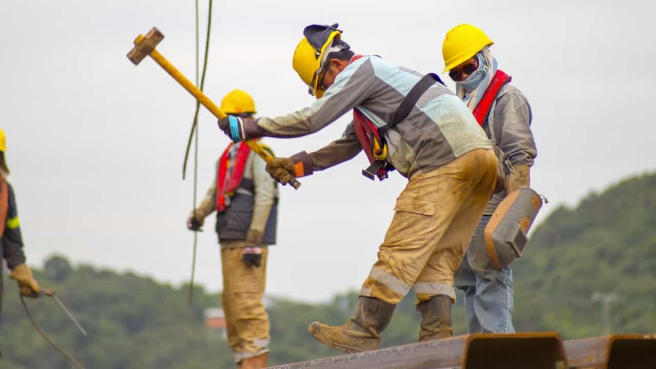 UAE Insurance: ഇന്ത്യൻ തൊഴിലാളികൾക്ക് 35,000 ദിർഹമിൻ്റെ ഇൻഷുറൻസ്; അടയ്ക്കേണ്ടത് വെറും 32 ദിർഹം: പുതിയ പ്രീമിയം അവതരിപ്പിച്ച് യുഎഇ