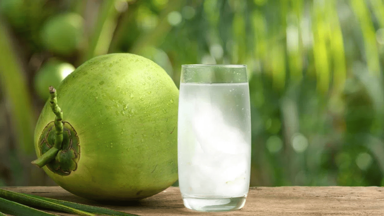 ആന്റി ഓക്സിഡന്റുകളാൽ സമ്പന്നമായ കരിക്കിൻ വെള്ളം കുടിക്കുന്നത് ദഹനം മെച്ചപ്പെടുത്താൻ സഹായിക്കുന്നു.