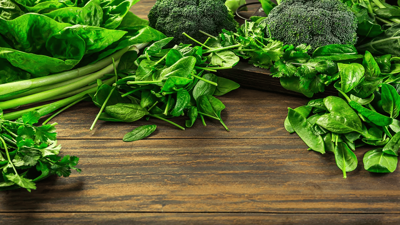 ഇലക്കറികളിൽ വിറ്റാമിനുകൾ, നാരുകൾ, ധാതുക്കൾ തുടങ്ങിയവ അടങ്ങിയിരിക്കുന്നു. വയറ് കുറയ്ക്കാൻ ആഗ്രഹിക്കുന്നവർക്ക് ഇവ ഡയറ്റിൽ ഉൾപ്പെടുത്താം.