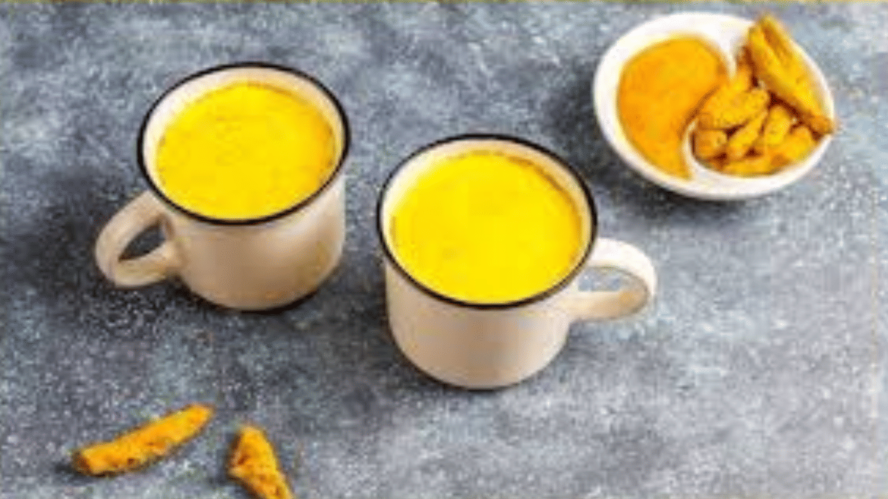 മഞ്ഞളിൽ അടങ്ങിയിരിക്കുന്ന കുർക്കുമിൻ സന്ധിവേദനയും ശരീരത്തിലെ വീക്കവും കുറയ്ക്കാൻ സഹായിക്കുന്നു.