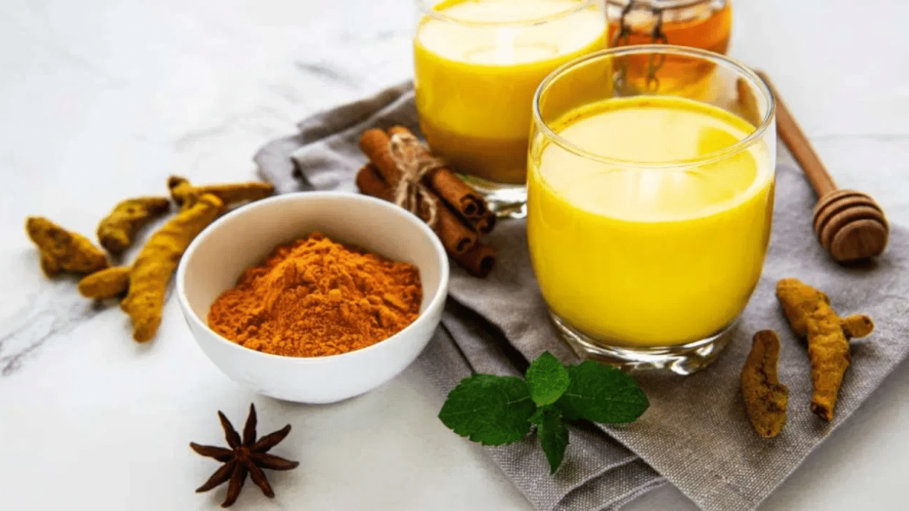 മഞ്ഞൾ പാൽ പതിവായി കുടിക്കുന്നത് തലച്ചോറിന്റെ ആരോ​ഗ്യവും ഓർമ്മശക്തിയും വർധിപ്പിക്കും.