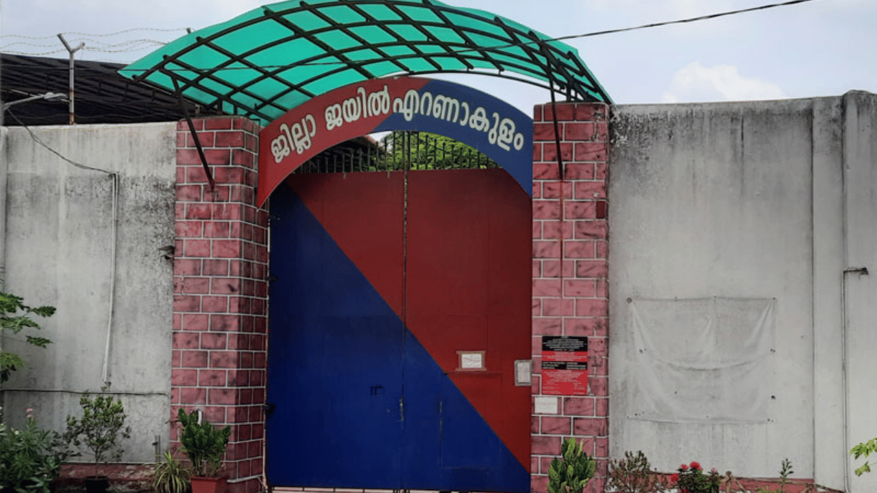 Caste Abuse In Kakkanadu Jail: പുലയർക്ക് പാടത്ത് വല്ലോ പണിക്ക് പോയാൽ പോരെ; കാക്കനാട് ജയിലിൽ ഗുരുതരമായ ജാതി അധിക്ഷേപം, ഡോക്ടർക്കെതിരെ കേസ്