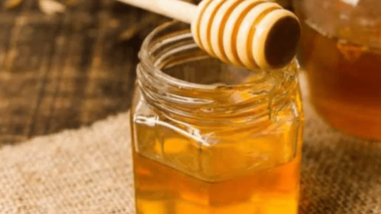 ശരീരത്തിൽ കൊഴുപ്പ് അടിഞ്ഞ് കൂടുന്നത് തടയാൻ ഉത്തമമം. നല്ല ഉറക്കം ലഭിക്കാനും തേൻ കുടിക്കാവുന്നതാണ്.