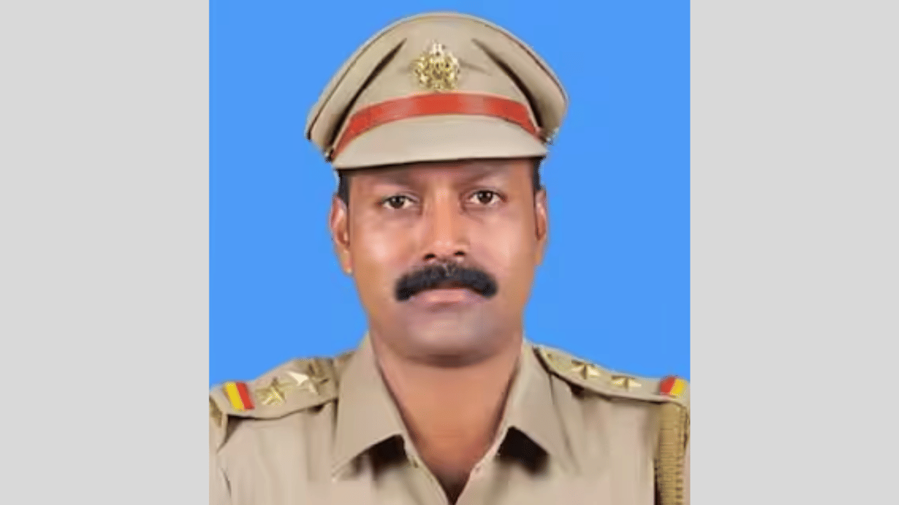 MVD Officer Found Dead: യാത്രയയപ്പിന് എത്തിയില്ല, അന്വേഷിച്ചെത്തിയപ്പോൾ കാറിനുള്ളിൽ മരിച്ച നിലയിൽ; എംവിഡി ഉദ്യോഗസ്ഥന് ദാരുണാന്ത്യം