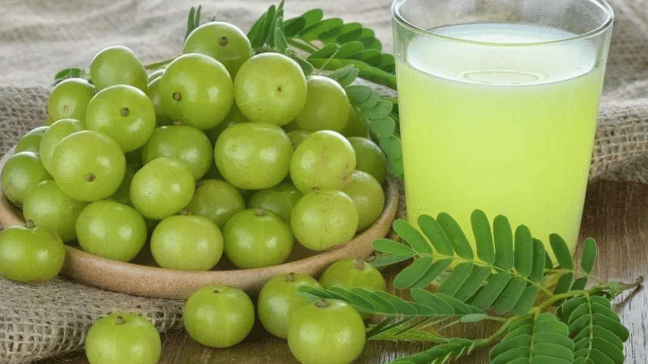 നെല്ലിക്കയിൽ ധാരാളം വിറ്റമിൻ എ അടങ്ങിയിരിക്കുന്നു. കണ്ണിന്റെ ആരോ​ഗ്യത്തിന് ഇവ ഏറെ ​ഗുണകരമാണ്.