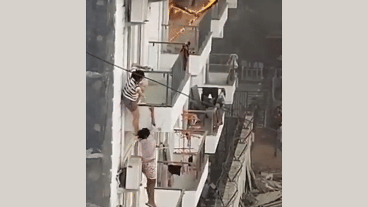 Massive fire at girls hostel: നോയിഡയിൽ പെൺകുട്ടികളുടെ ഹോസ്റ്റലിൽ തീപിടുത്തം; ബാൽക്കണിയിൽ നിന്ന് എടുത്തുചാടി വിദ്യാർഥികൾ, വിഡിയോ Massive fire at girls hostel: നോയിഡയിൽ പെൺകുട്ടികളുടെ ഹോസ്റ്റലിൽ തീപിടുത്തം; ബാൽക്കണിയിൽ നിന്ന് എടുത്തുചാടി വിദ്യാർഥികൾ, വിഡിയോ