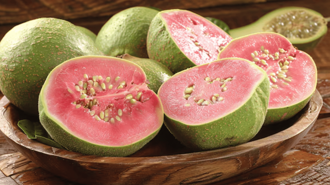 പേരയ്ക്കയിൽ ധാരാളം നാരുകൾ അടങ്ങിയിരിക്കുന്നു. അത് ശരീരഭാരം കുറയ്ക്കാൻ സഹായിക്കും.