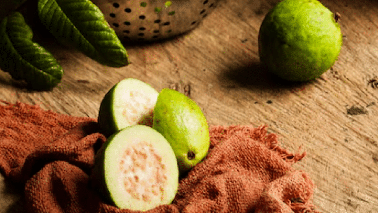 ഇവയിലുള്ള വിറ്റാമിൻ സി കൊളാജൻ ഉത്പാദനത്തെ പ്രോത്സാഹിപ്പിക്കുന്നു. ചർമ്മത്തിന്റെ ആരോ​ഗ്യത്തിന് പേരയ്ക്ക ​ഗുണം ചെയ്യും.