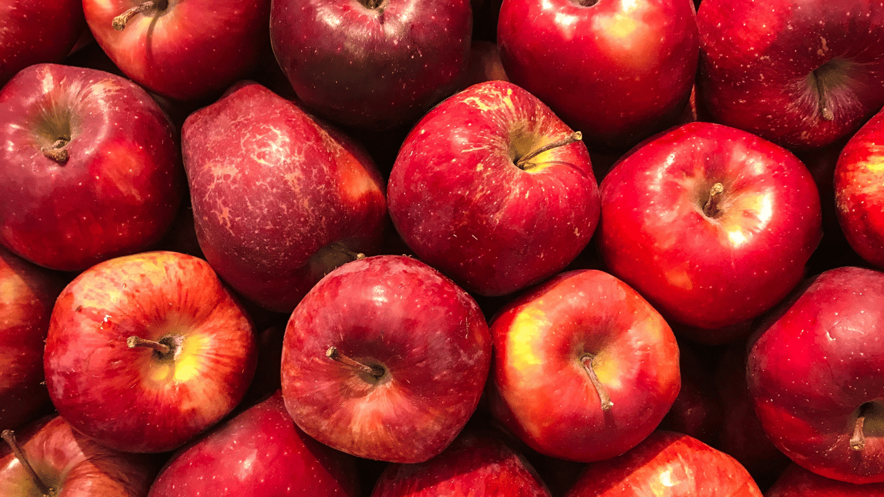 ആപ്പിളിൽ ധാരാളം നാരുകൾ അടങ്ങിയിട്ടുണ്ട്. ഇത് ദഹന പ്രക്രിയ വേഗത്തിലാക്കുന്നു. മലബന്ധം പോലുള്ള പ്രശ്നങ്ങൾ അകറ്റാനും ഇവ നല്ലതാണ്.