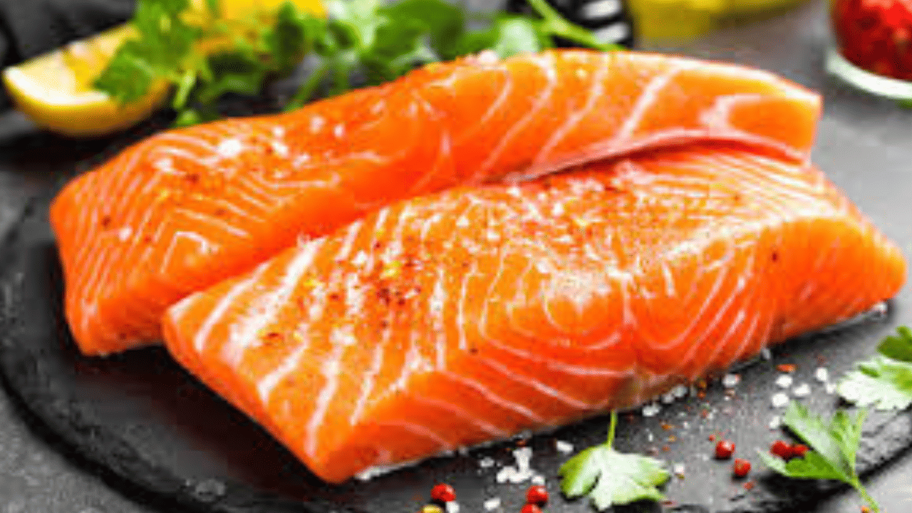 സാൽമൺ ഒമേഗ -3 ഫാറ്റി ആസിഡുകൾ നിറഞ്ഞതാണ്. പ്രോട്ടീന്റെ മികച്ച ഉറവിടം കൂടിയായ സാൽമൺ മത്സ്യം ഡയറ്റിൽ ഉൾപ്പെടുത്തുന്നത് ആരോഗ്യത്തിന് ഗുണകരം (Image Credits: Tv9)