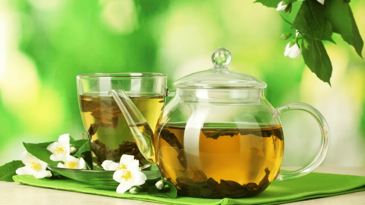 ​ഗ്രീൻ ടീയിലടങ്ങിയിട്ടുള്ള ആന്റിഓക്സിഡന്റുകൾ ചർമ്മസംരക്ഷണത്തിന് സഹായിക്കുന്നു. ചർമ്മത്തിലെ കേടുപാടുകൾ പരിഹരിച്ച് ചർമ്മത്തിന്റെ ആരോ​ഗ്യം നിലനിർത്തുന്നു.