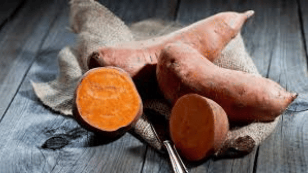 മധുരക്കിഴങ്ങിൽ നാരുകൾ ധാരാളം അടങ്ങിയിട്ടുണ്ട്. ഇവ മെറ്റബോളിസം മെച്ചപ്പെടുത്തുകയും ശരീര ഭാരം കുറയ്ക്കാൻ സഹായിക്കുകയും ചെയ്യും.