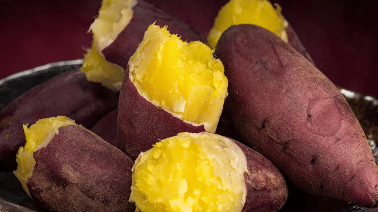 മധുരക്കിഴങ്ങിൽ അടങ്ങിയിട്ടുള്ള ബീറ്റാകരോട്ടിൻ ചർമത്തിൽ ചുളിവുകൾ വീഴുന്നത് തടയുകയും ച‍ർമ്മത്തിന് സ്വാഭാവിക തിളക്കം നൽകുകയും ചെയ്യുന്നു.