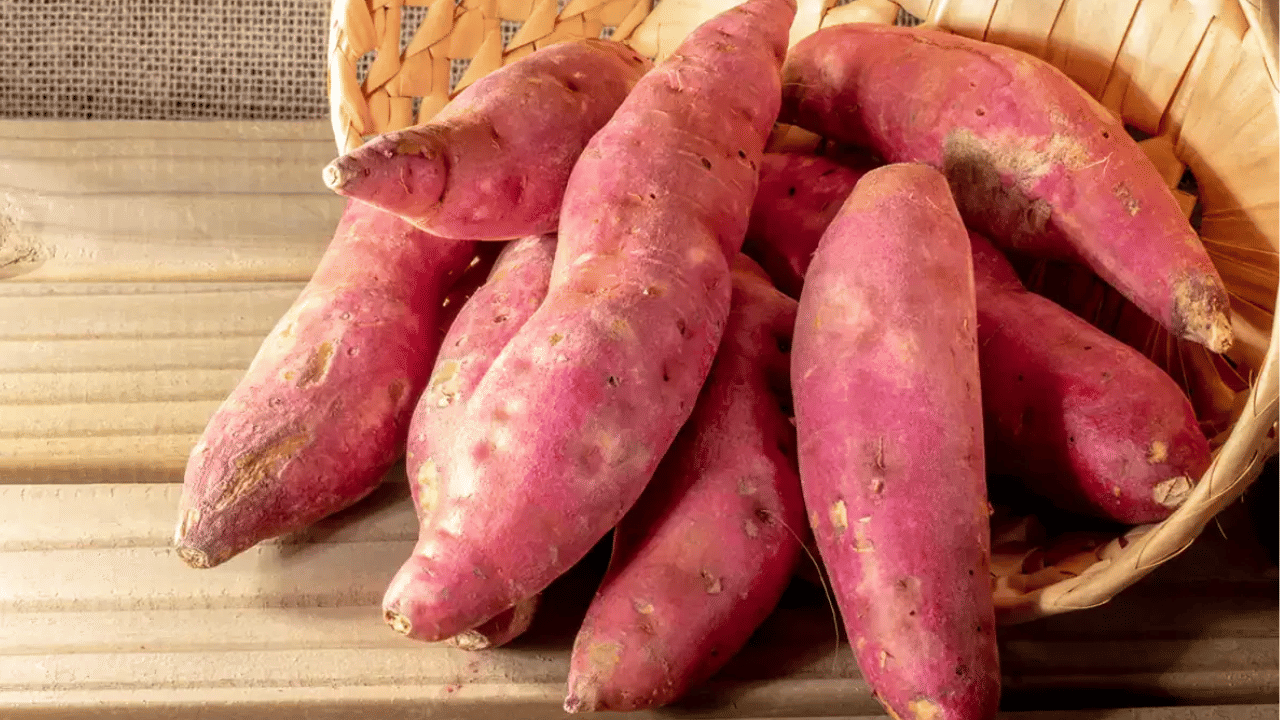 മധുരക്കിഴങ്ങിൽ വിറ്റമിന്‍ ബി 6 ധാരാളം അടങ്ങിയിട്ടുണ്ട്. ഹൃദയാഘാതം ചെറുക്കാന്‍ ഇത് സഹായിക്കുന്നു.