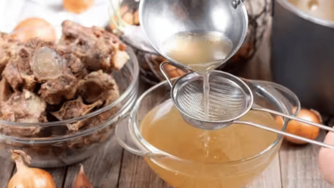 എല്ലിൻ സൂപ്പ് കാത്സ്യം, ഫോസ്ഫറസ്, പൊട്ടാസ്യം തുടങ്ങിയവയാൽ സമ്പുഷ്ടമാണ്.