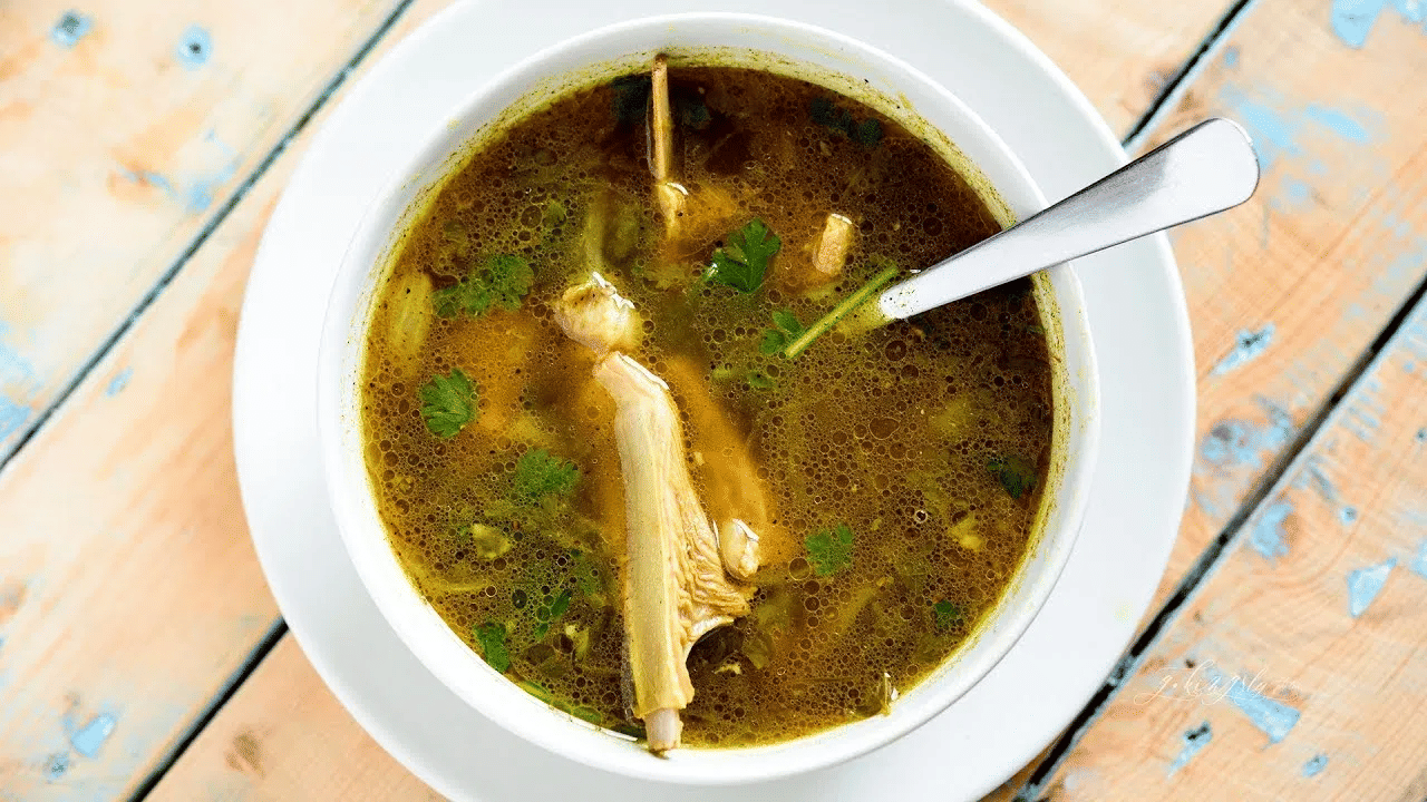 ഗാസ്ട്രിക്സ്, കൊളൈറ്റിസ് തുടങ്ങിയ പ്രശ്നങ്ങൾക്ക് എല്ലിൻ സൂപ്പ് മികച്ച പരിഹാരമാണ്.