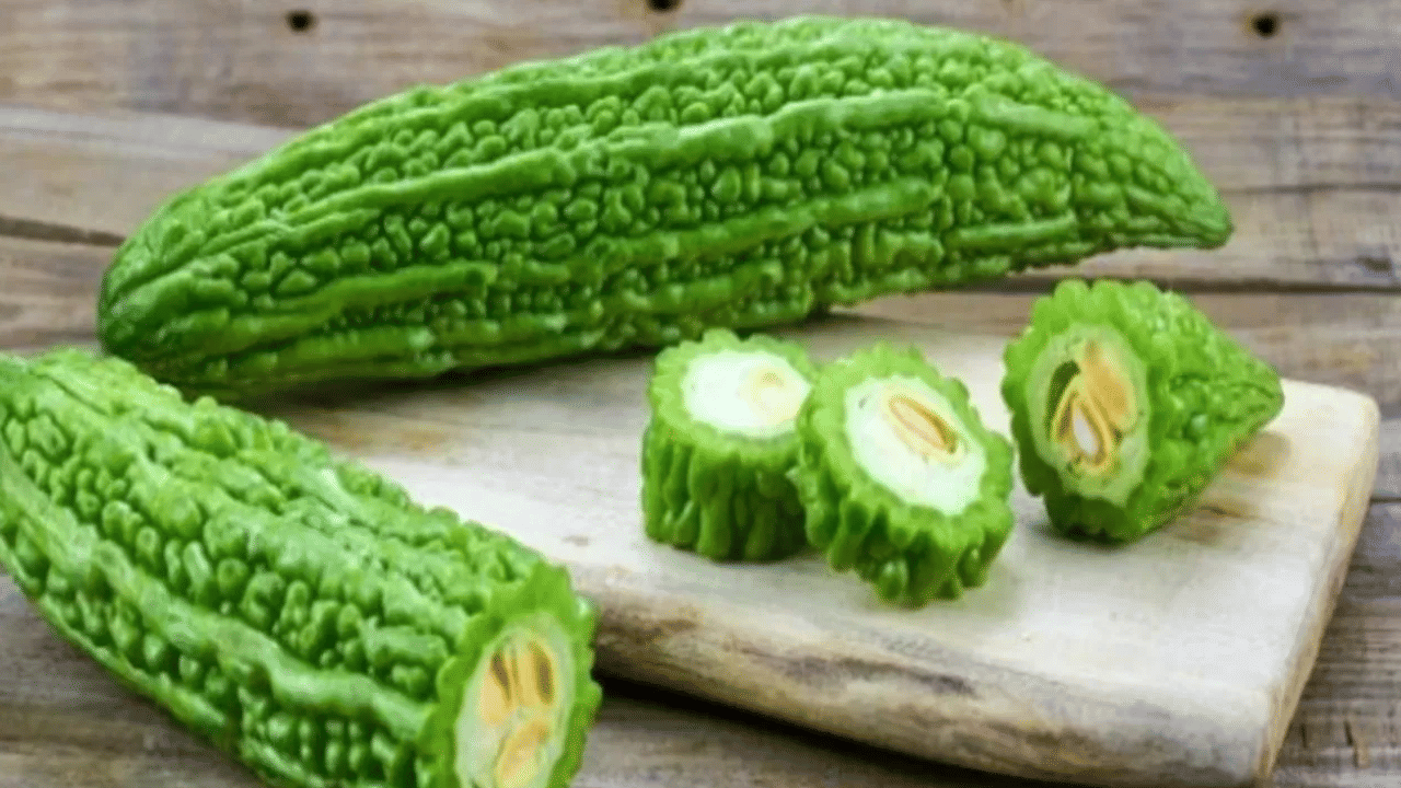 പാവയ്ക്കയിൽ അടങ്ങിയിരിക്കുന്ന ആന്റിമൈക്രോബയൽ, ആന്റി ഓക്സിഡന്റ് ​ഗുണങ്ങൾ രക്തത്തിലെ വിഷാംശം നീക്കം ചെയ്യാനും ചർമ്മപ്രശ്നങ്ങൾ പരിഹരിക്കാനും സഹായിക്കുന്നു.