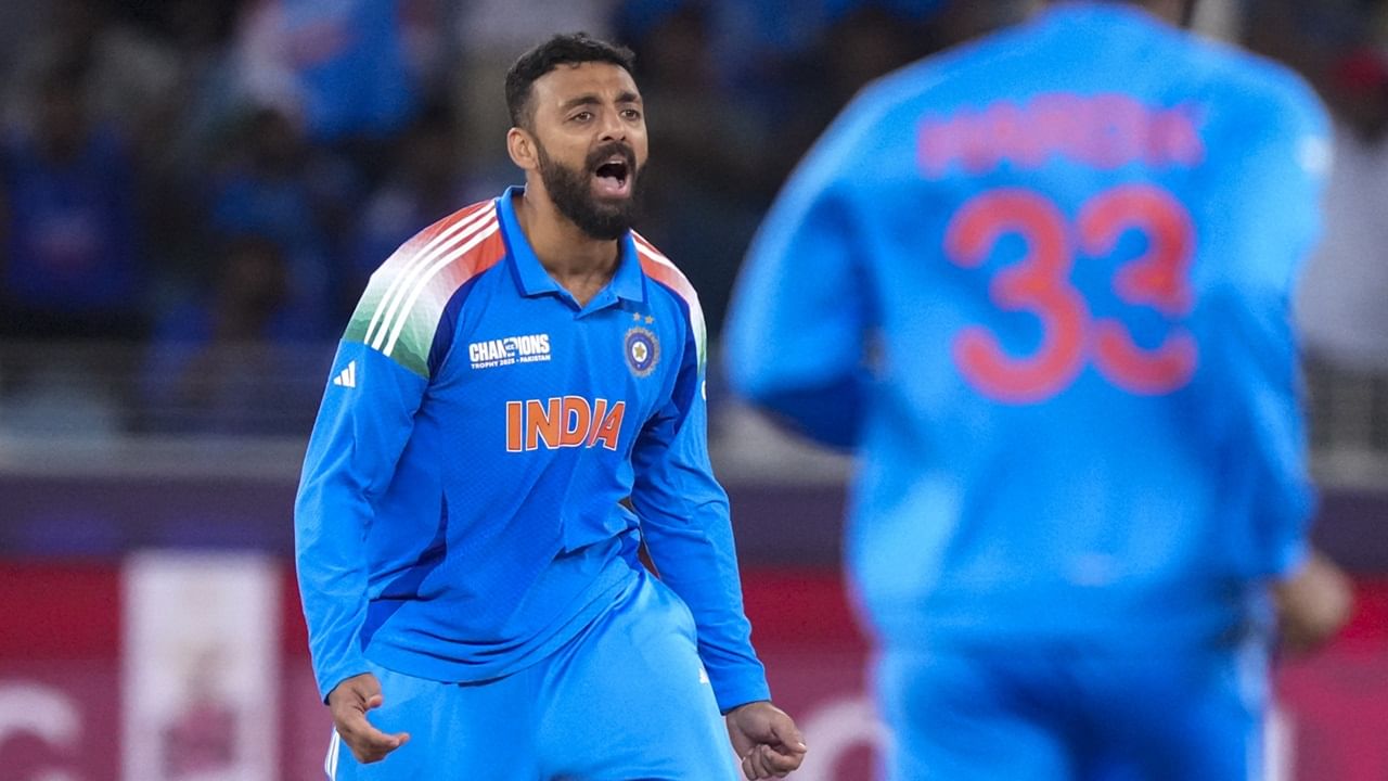 ഏകദിനത്തില്‍ വരുണിന്റെ രണ്ടാമത്തെ മാത്രം മത്സരമായിരുന്നു ഇത്. 2014ല്‍ ബംഗ്ലാദേശിനെതിരെ തന്റെ മൂന്നാം ഏകിനത്തില്‍ ആറു വിക്കറ്റ് വീഴ്ത്തിയ സ്റ്റുവര്‍ട്ട് ബിന്നിയെ മറികടന്നാണ് വരുണ്‍ ഈ നേട്ടം സ്വന്തമാക്കിത് (Image Credits: PTI)