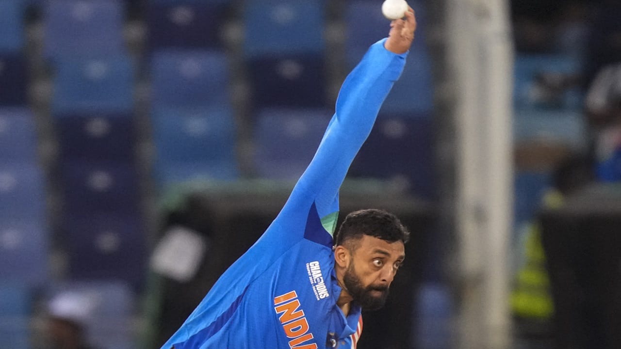 ഏകദിനത്തില് ഏറ്റവും വേഗത്തില് അഞ്ച് വിക്കറ്റ് നേട്ടം കൈവരിക്കുന്ന ഇന്ത്യന് താരമായി വരുണ് ചക്രവര്ത്തി. ന്യൂസിലന്ഡിനെതിരായ മത്സരത്തിലെ അഞ്ച് വിക്കറ്റ് നേട്ടത്തോടെയാണിത് (Image Credits: PTI)