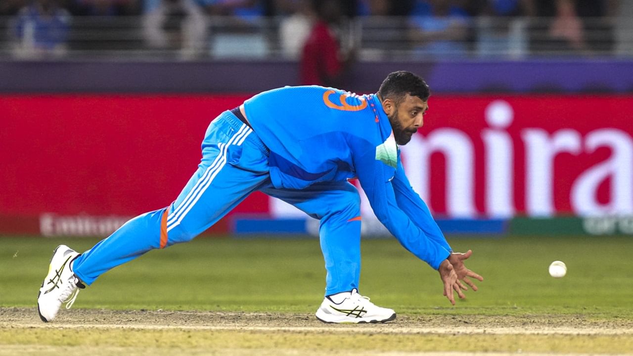 രണ്ട് ഏകദിന മത്സരങ്ങളില്‍ നിന്നായി ആറു വിക്കറ്റുകളാണ് വരുണ്‍ സ്വന്തമാക്കിയത്‌. ഫെബ്രുവരി ഒമ്പതിന് ഇംഗ്ലണ്ടിനെതിരെ നടന്ന ഏകദിനത്തിലെ തന്റെ അരങ്ങേറ്റ മത്സരത്തില്‍ താരം ഒരു വിക്കറ്റ് വീഴ്ത്തിയിരുന്നു (Image Credits: PTI)