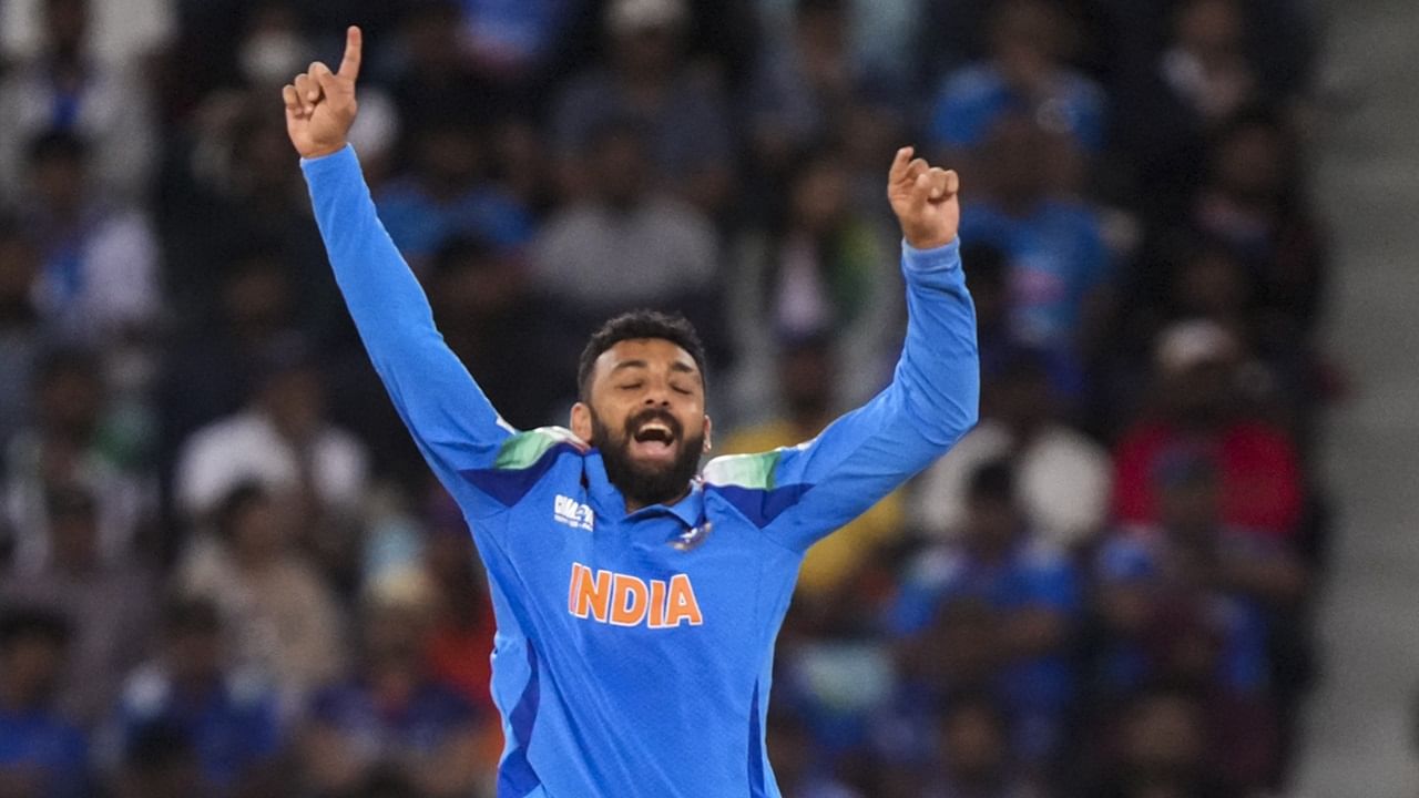 വില്‍ യങ് (22), ഗ്ലെന്‍ ഫിലിപ്‌സ് (12), മൈക്കല്‍ ബ്രേസ്വെല്‍ (2), മിച്ചല്‍ സാന്റ്‌നര്‍ (28), മാറ്റ് ഹെന്റി (2) എന്നിവരെയാണ് വരുണ്‍ പുറത്താക്കിയത്. നാളെ നടക്കുന്ന സെമി ഫൈനലില്‍ ഇന്ത്യ ഓസ്‌ട്രേലിയയെ നേരിടും (Image Credits: PTI)