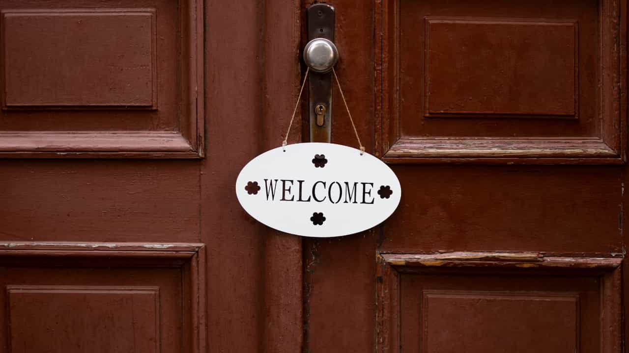 Vastu Tips: വീടിൻ്റെ മുൻവാതിലിൽ നിങ്ങളുടെ പേര് എഴുതുന്നത് വാസ്തു പ്രകാരം ശരിയാണോ?