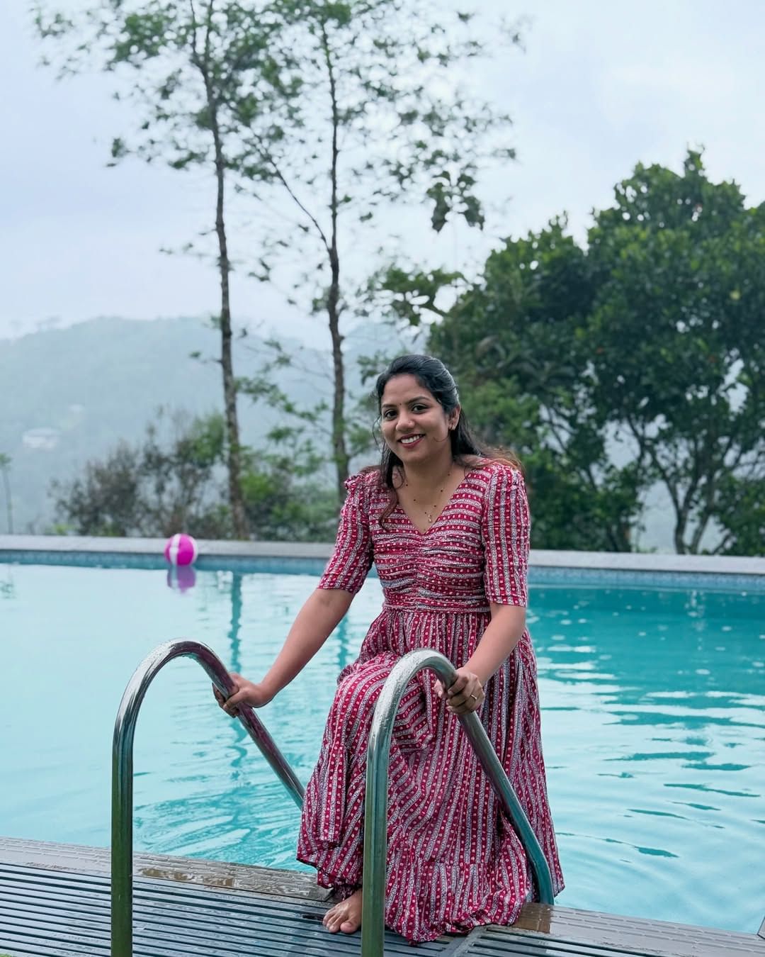 വീണ തന്റെ എല്ലാ വിശേഷങ്ങളും യൂട്യൂബ് ചാനലിലൂടെ പങ്കുവയ്ക്കാറുണ്ട്. ഇപ്പോഴിതാ പെട്ടെന്നുണ്ടായ അസുഖത്തെ പറ്റി പറഞ്ഞ വീഡിയോ ആണ് സോഷ്യൽ മീഡിയയിൽ വൈറലാകുന്നത്. ഒന്ന് ഉറങ്ങി എഴുന്നേറ്റപ്പോൾ കണ്ണിന് ചുറ്റും നീര് വന്ന് മൂടുകയും പിന്നീട് കണ്ണ് തുറക്കാന്‍ പോലും സാധിക്കാത്ത അവസ്ഥയായി എന്നുമാണ് വീണ പറയുന്നത്. (image credits:instagram)