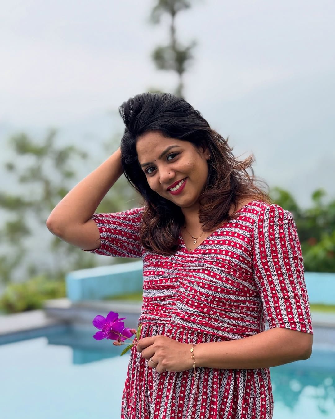 എന്നാൽ തൊട്ടടുത്ത ദിവസം താൻ കണ്ട കാഴ്ച ഭീകരമായിരുന്നുവെന്നാണ് വീണ പറയുന്നത്. മുഖമൊക്കെ മത്തങ്ങ പോലെ തടിച്ച് വീര്ത്തിരുന്നു. ഉടനെ എറണാകുളത്തെ പ്രശസ്തമായൊരു ആശുപത്രിയിൽ പോയെന്നും എന്നാൽ പരിശോധിച്ചപ്പോൾ കുഴപ്പമൊന്നുമില്ലെന്ന് പറഞ്ഞ് താൻ വീട്ടിലെത്തി. (image credits:instagram)