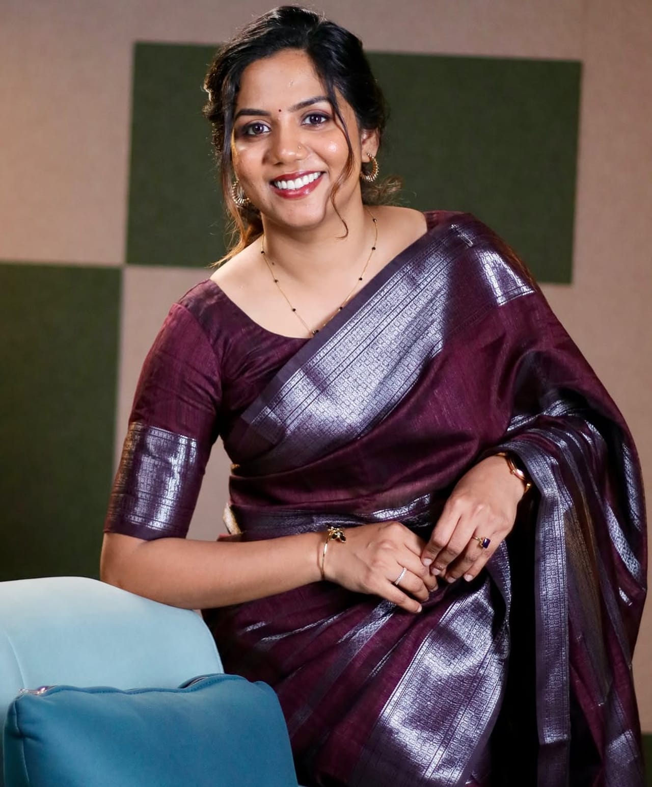 മലയാളികൾക്ക് ഏറെ സുപരിചിതയാണ് വീണ മുകുന്ദന്‍. സെലിബ്രിറ്റി അഭിമുഖങ്ങളിലൂടെയാണ് വീണ പ്രേക്ഷക ശ്രദ്ധ നേടിയത്. യൂട്യൂബ് ചാനലിൽ അവതാരികയായി തുടക്കമിട്ട വീണ പിന്നീട് സ്വന്തമായി ചാനല്‍ തുടങ്ങുകയായിരുന്നു. ഇതിനു ശേഷം സിനിമയില്‍ അഭിനയിക്കുകയും ചെയ്തിരുന്നു.(image credits:instagram)