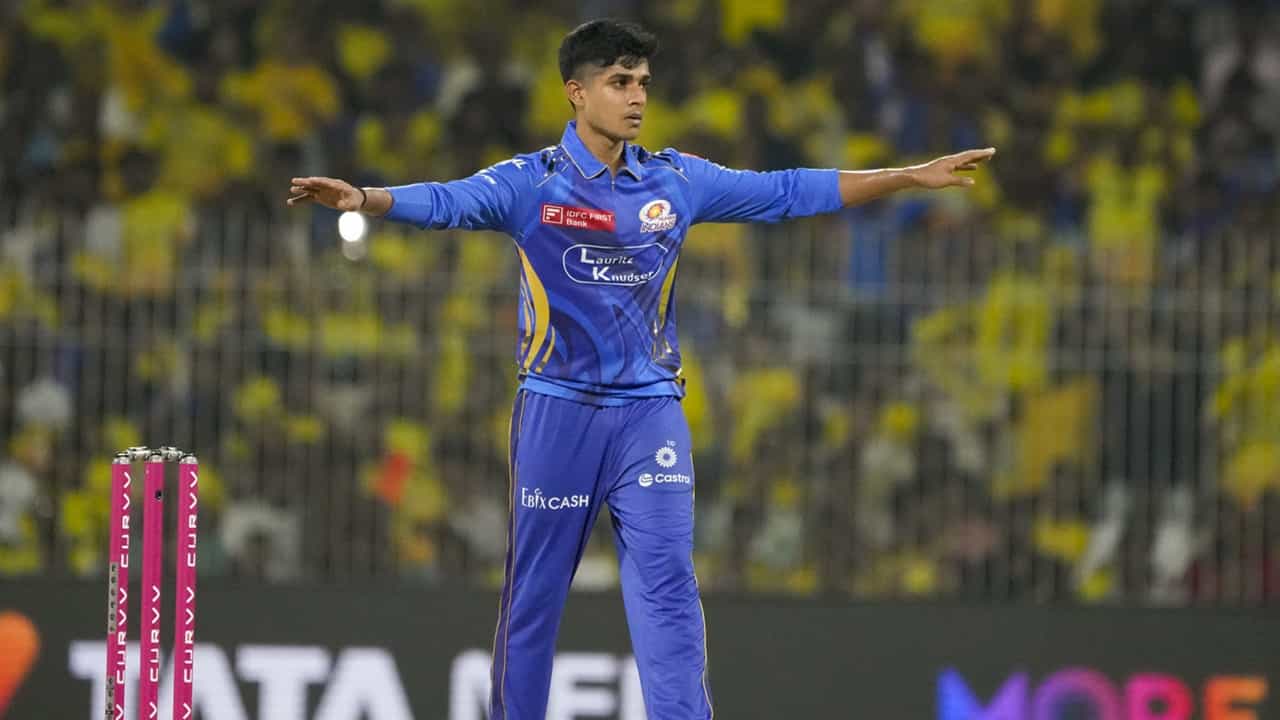 IPL 2025: കന്നി മത്സരത്തില്‍ മൂന്ന് വിക്കറ്റ് തിളക്കം; രണ്ടാം മത്സരത്തില്‍ പ്ലേയിങ് ഇലവനിലുമില്ല; വിഘ്‌നേഷിനെ ഒഴിവാക്കിയതിന് പിന്നില്‍