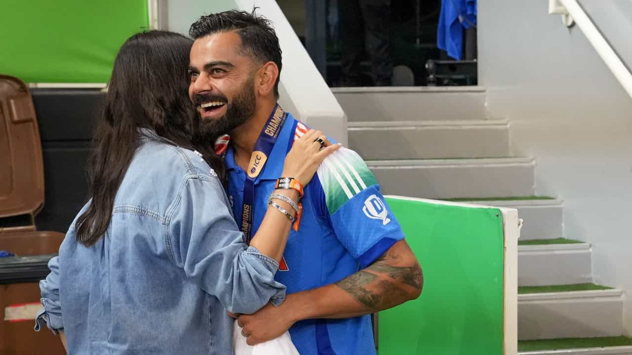Virat Kohli: ഒറ്റയ്ക്കിരുന്ന് വിഷമിക്കാൻ വയ്യ; കുടുംബത്തെ ഒപ്പം കൂട്ടാൻ അനുവദിക്കണമെന്ന് വിരാട് കോലി