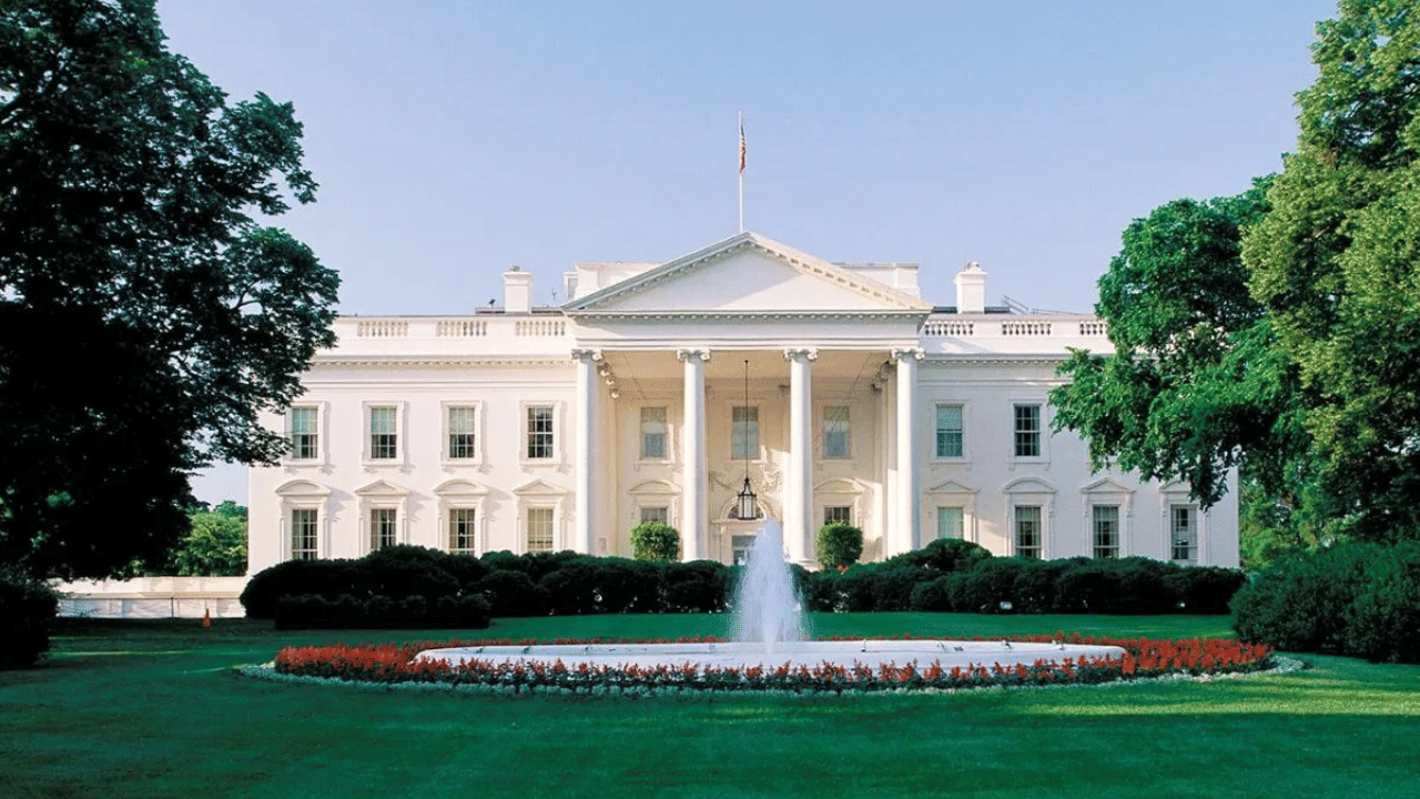 Secret Service Shoots Armed Man: വൈറ്റ് ഹൗസിന് സമീപം തോക്കുമായെത്തി; യുവാവിനെ വെടിവെച്ച് കീഴ്പ്പെടുത്തി സുരക്ഷാ ഉദ്യോഗസ്ഥർ Secret Service Shoots Armed Man: വൈറ്റ് ഹൗസിന് സമീപം തോക്കുമായെത്തി; യുവാവിനെ വെടിവെച്ച് കീഴ്പ്പെടുത്തി സുരക്ഷാ ഉദ്യോഗസ്ഥർ