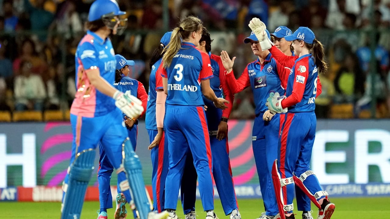 വനിതാ പ്രീമിയര്‍ ലീഗിന്റെ ഫൈനല്‍ ഇന്ന് നടക്കും. കലാശപ്പോരാട്ടത്തില്‍ മുംബൈ ഇന്ത്യന്‍സും ഡല്‍ഹി ക്യാപിറ്റല്‍സും ഏറ്റുമുട്ടും (Image Credits: PTI)