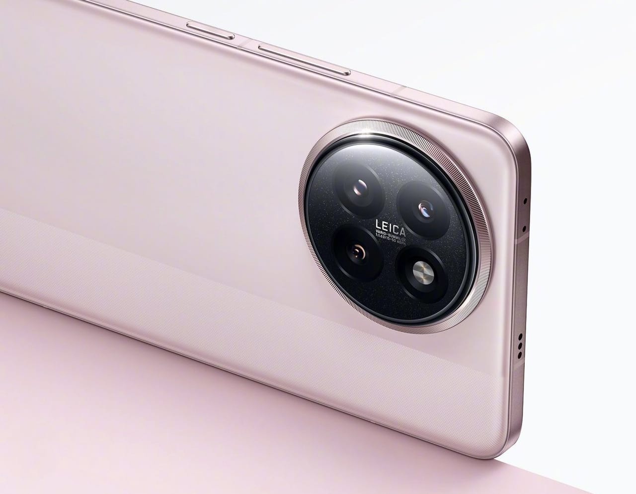 3x ഒപ്ടിക്കൽ സൂം സഹിതം 50 മെഗാപിക്സൽ പെരിസ്കോപ് ടെലിഫോട്ടോ ലെൻസ് അടക്കമാവും ഷവോമി സിവി 5 പ്രോയുടെ റിയർ ക്യാമറ മോഡ്യൂൾ. സ്നാപ്ഡ്രാഗൺ 8എസ് എലീറ്റ് ചിപ്സെറ്റ് ആദ്യമായി ഉപയോഗിക്കുന്ന ഫോണാവും ഇത്. ഈ ചിപ്സെറ്റിൻ്റെ പ്രകടനമറിയാനുള്ള അവസരം കൂടിയാവും ഷവോമി സിവി 5 പ്രോ. (Image Courtesy - Social Media)