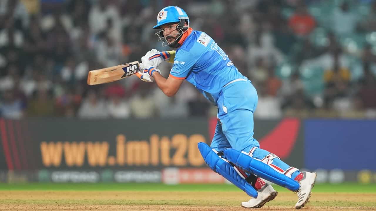 Yuvraj Singh: കണ്ടടോ ഞങ്ങളുടെ പഴയ യുവിയെ ! മാസ്റ്റേഴ്സ് ലീഗില് കണ്ടത് ദേജാവൂ; മനം നിറച്ച് യുവരാജും സച്ചിനും Yuvraj Singh: കണ്ടടോ ഞങ്ങളുടെ പഴയ യുവിയെ ! മാസ്റ്റേഴ്സ് ലീഗില് കണ്ടത് ദേജാവൂ; മനം നിറച്ച് യുവരാജും സച്ചിനും
