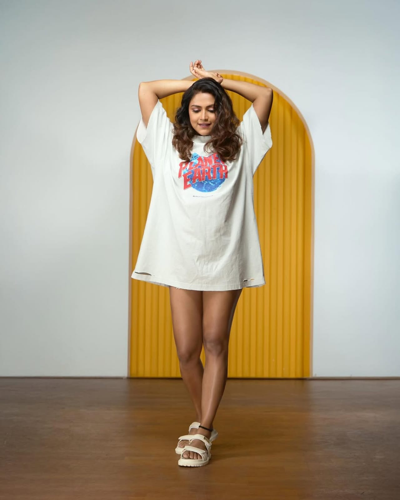 ഏറെ ആരാധകരുള്ള പ്രിയ താരമാണ് നടി അമല പോൾ. സോഷ്യൽ മീഡിയയിൽ സജീവമായ താരം തന്റെ എല്ലാ വിശേഷങ്ങളും ആരാധകരുമായി പങ്കുവെയ്ക്കാറുണ്ട്. എന്നാൽ പലപ്പോഴും വ്യാപക വിമർശനങ്ങൾ താരത്തിനെ തേടിയെത്തിയിരുന്നു. വസ്ത്രധാരണത്തെക്കുറിച്ചാണ് മിക്കതും. (image credits: instagram)