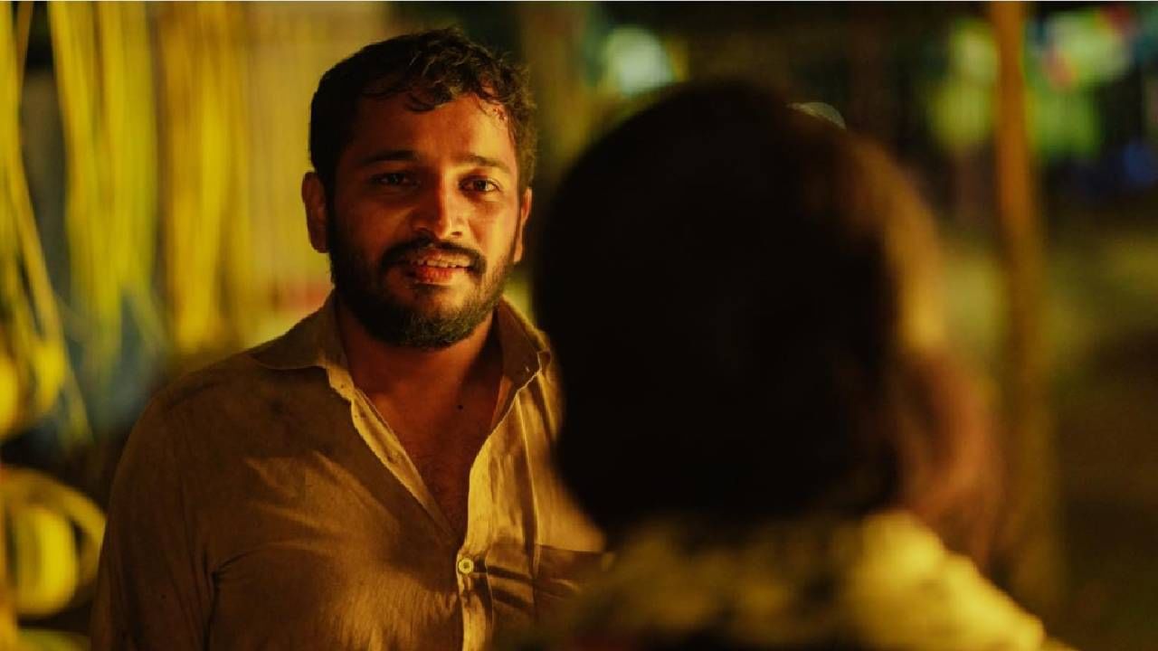 ജി ആർ ഇന്ദുഗോപൻ്റെ 'നാലഞ്ച് ചെറുപ്പക്കാർ' എന്ന നോവലിനെ ആസ്പദമാക്കിയാണ് ചിത്രം ഒരുക്കിയിരിക്കുന്നത്. കൊല്ലം ജില്ലയിലെ തീരദേശത്ത് നടന്ന ഒരു യഥാർത്ഥ സംഭവമാണ് ചിത്രത്തിൽ‌ പറയുന്നത്. ചിത്രത്തിൽ പി പി അജേഷ് എന്ന പ്രധാനകഥാപാത്രത്തെയാണ് ബേസിൽ അവതരിപ്പിക്കുന്നത്. (image credits:instagram)